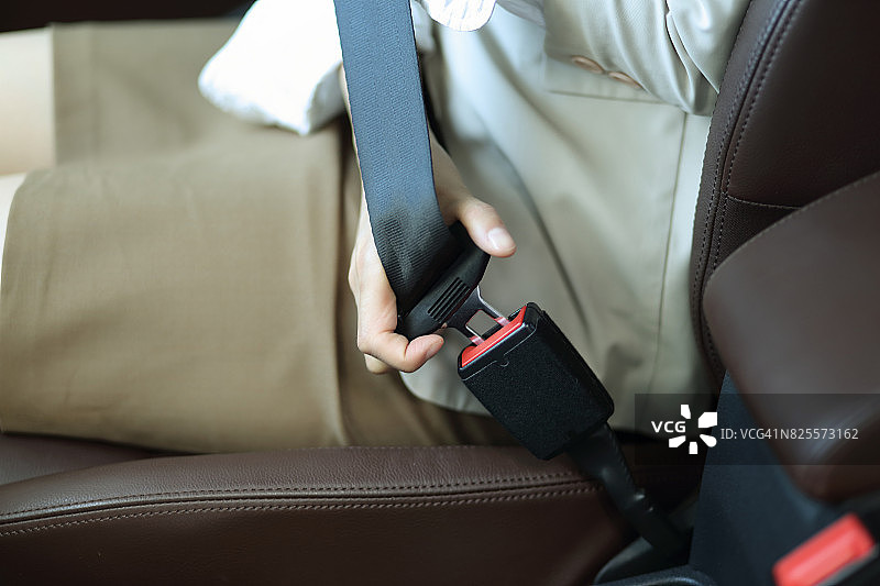 系安全带的商务女人图片素材