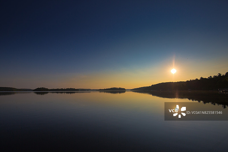 美国明尼苏达州边界水域独木舟区伊利湖的日出景色图片素材