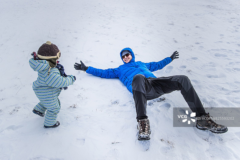 雪地里的家庭游戏图片素材