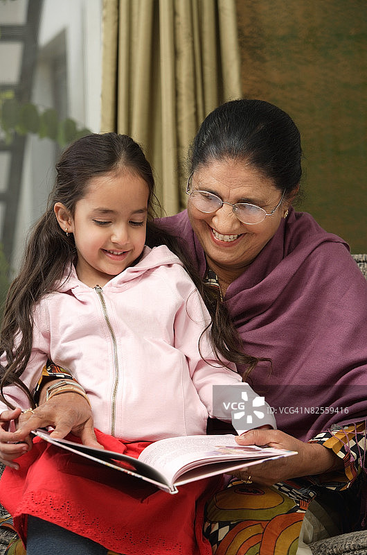 祖孙在公园里讲故事（竖版照片）图片素材