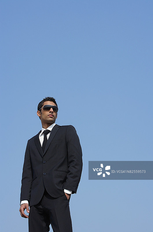 身穿深色西装、戴墨镜的男人图片素材