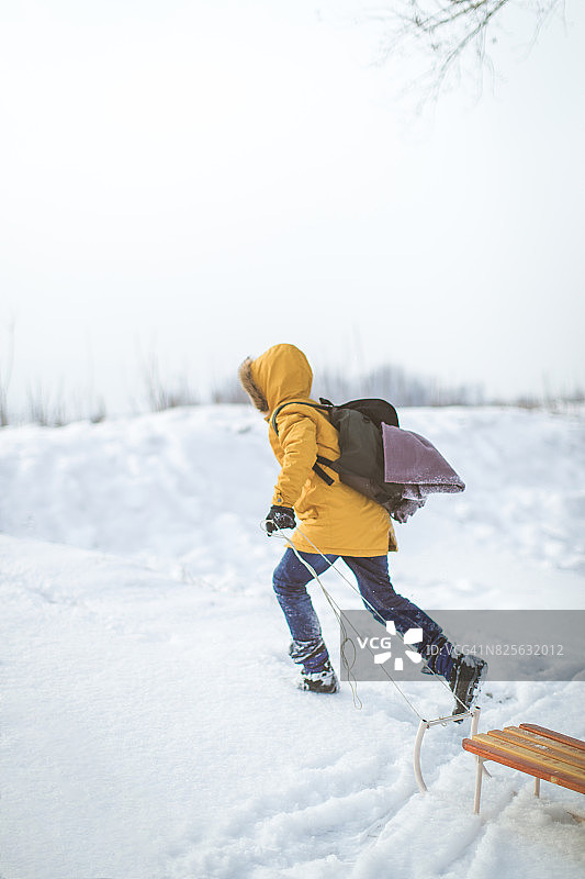 男孩拉着雪橇图片素材