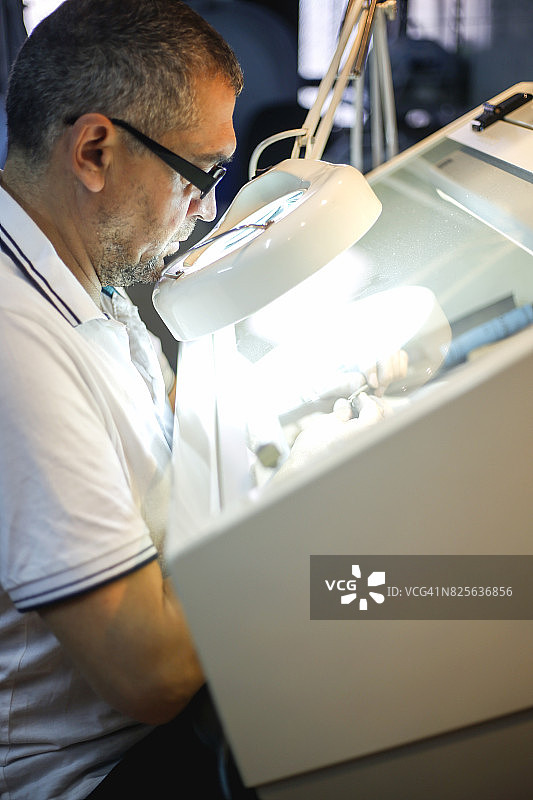 珠宝工坊里的珠宝商图片素材