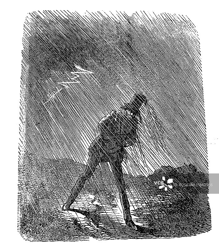 暴风雨中淋雨的男人望着天空中的闪电-1867图片素材