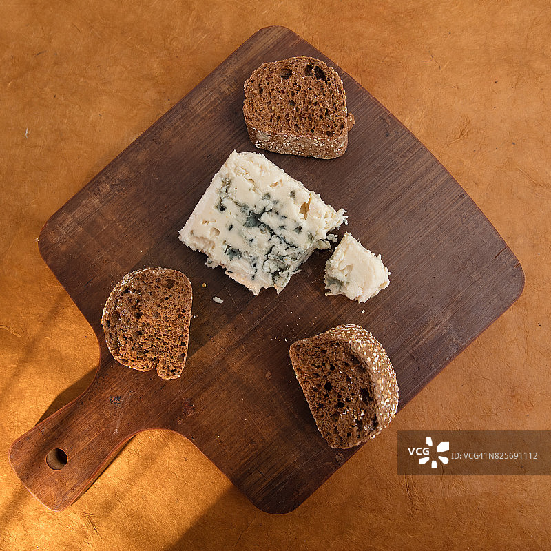罗克福干酪和法棍切片图片素材
