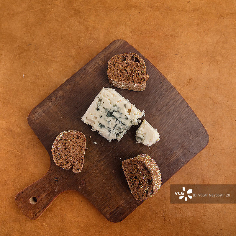 罗克福干酪和法棍切片图片素材