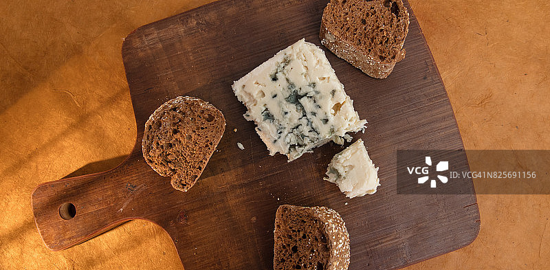 罗克福干酪和法棍切片图片素材