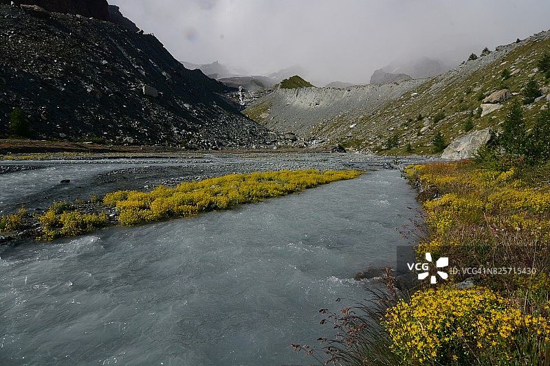 意大利阿尔卑斯山阿亚斯山谷韦拉格兰德冰川的前冰川区域图片素材