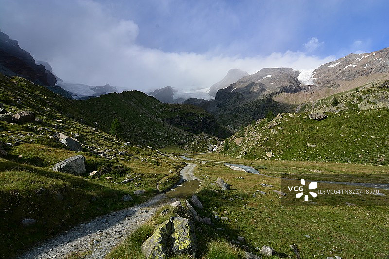 意大利阿尔卑斯山阿亚斯山谷韦拉格兰德冰川的前冰川区域图片素材