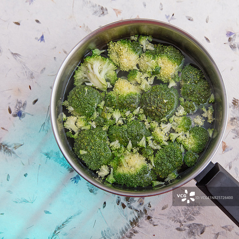 水中的西兰花图片素材