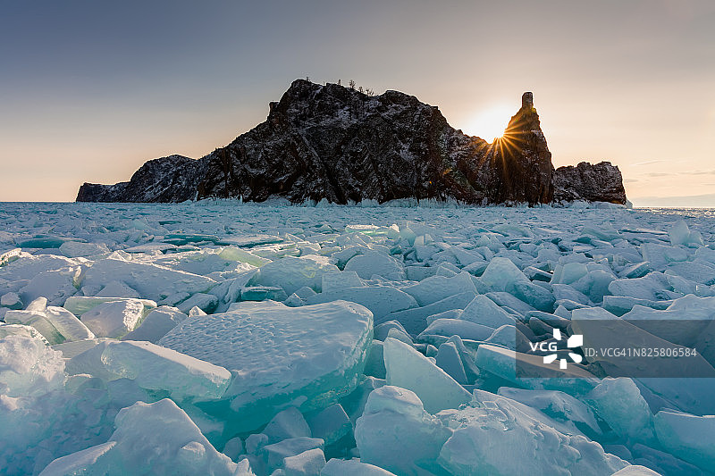 贝加尔湖冰面上的日落图片素材