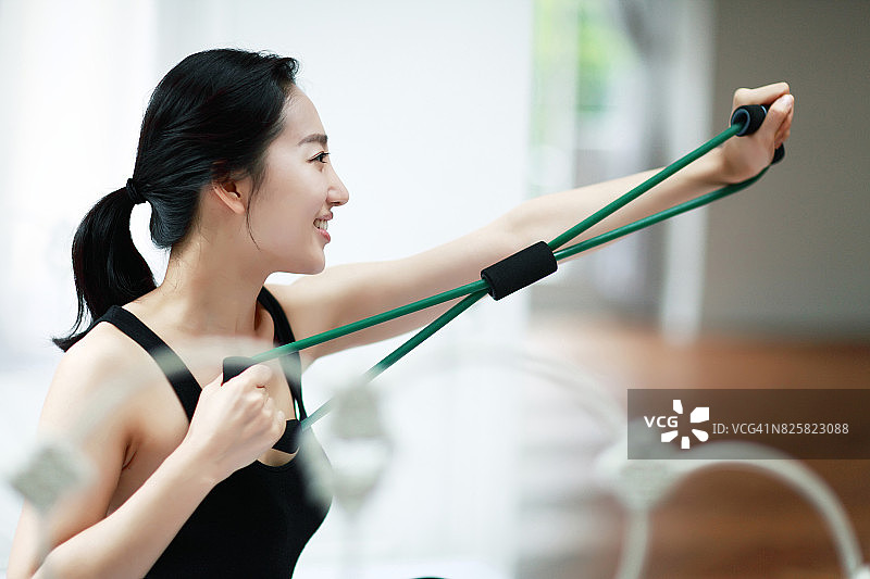 手臂运动的女人图片素材