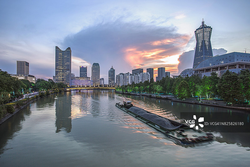 日落时分中国杭州京杭大运河上的船只图片素材