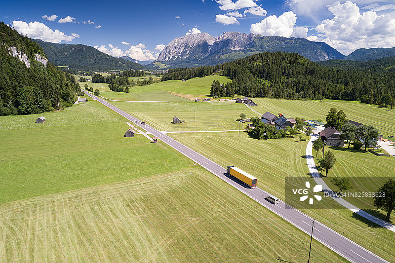 奥地利巴特米滕多夫，格里明山背景下的B145联邦公路交通图片素材