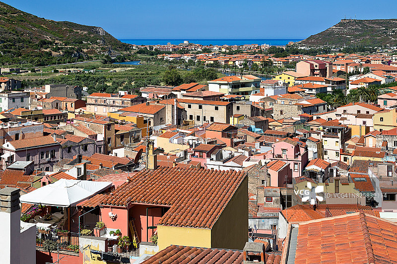 中世纪城堡俯瞰泰莫河畔博萨彩色小镇图片素材