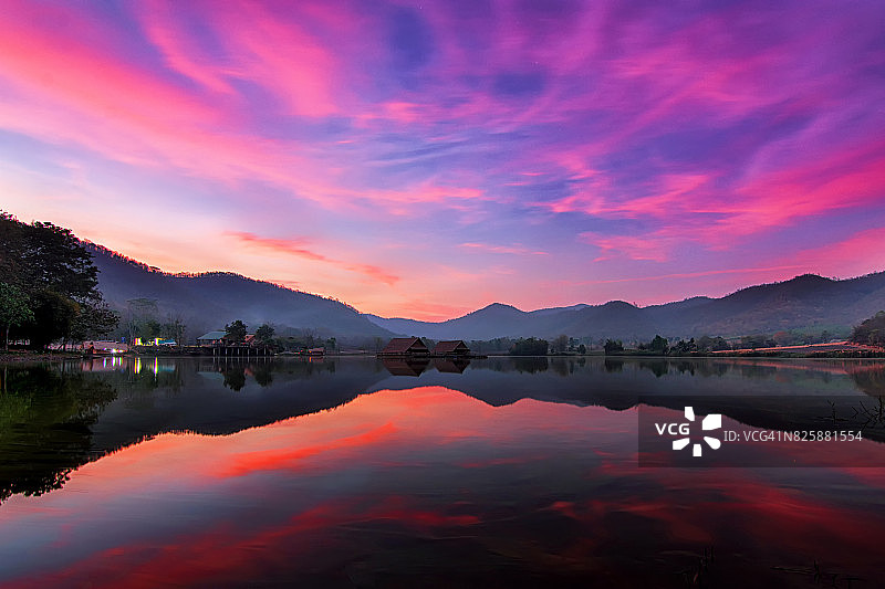 泰国素攀武里府，谷水库的晨光图片素材