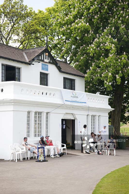 在罗伯茨公园观看比赛的板球运动员图片素材