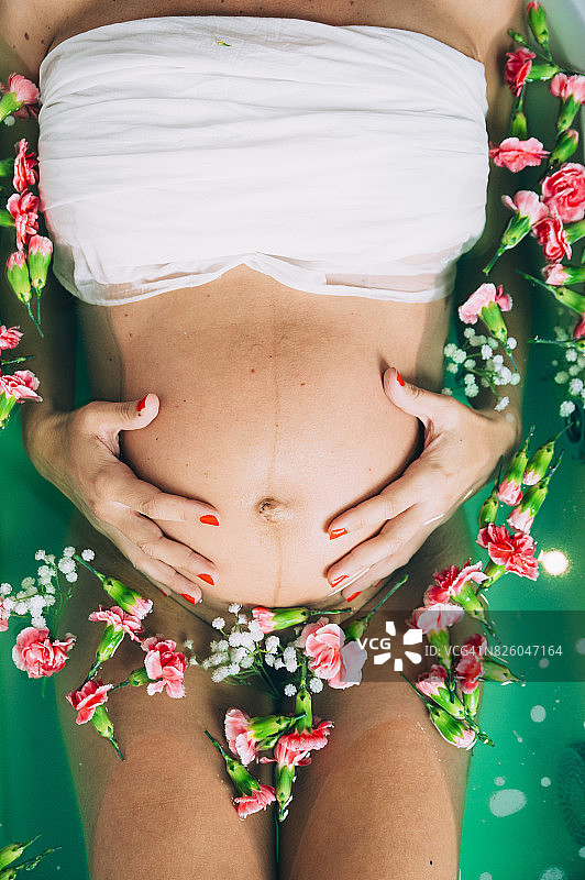 孕妇在花浴中图片素材