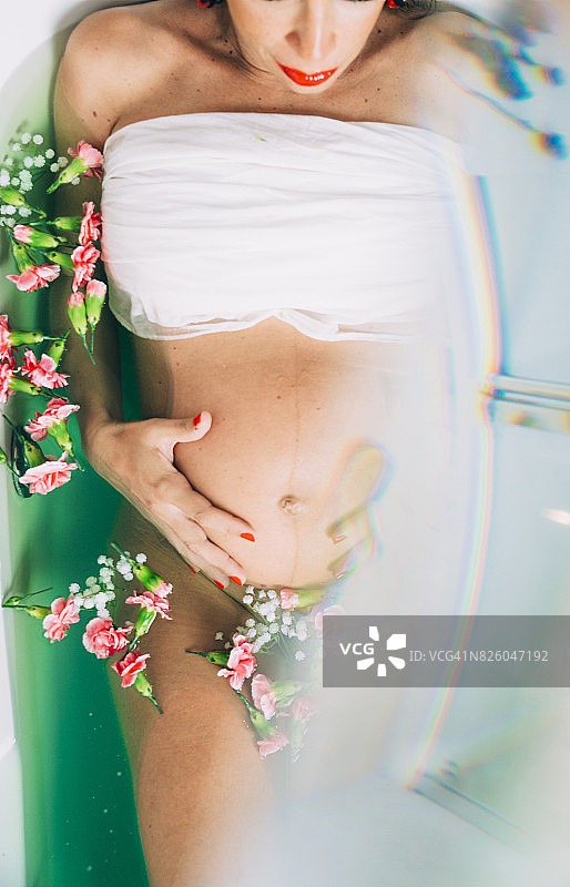 孕妇在花浴中图片素材