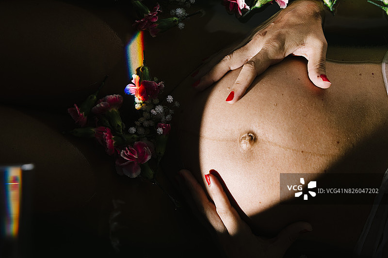 孕妇在花浴中图片素材