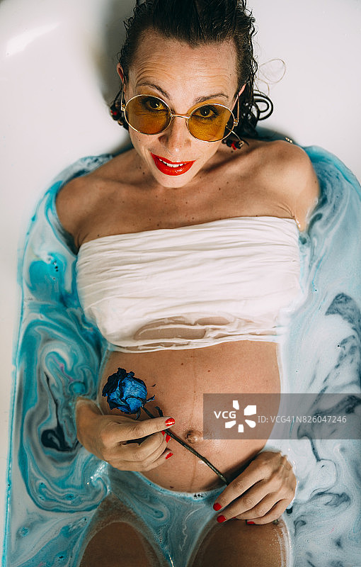 孕妇在花浴中图片素材