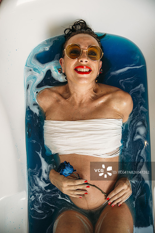 孕妇在花浴中图片素材