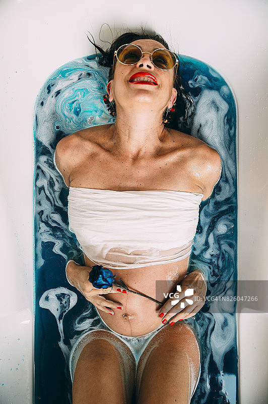 孕妇在花浴中图片素材