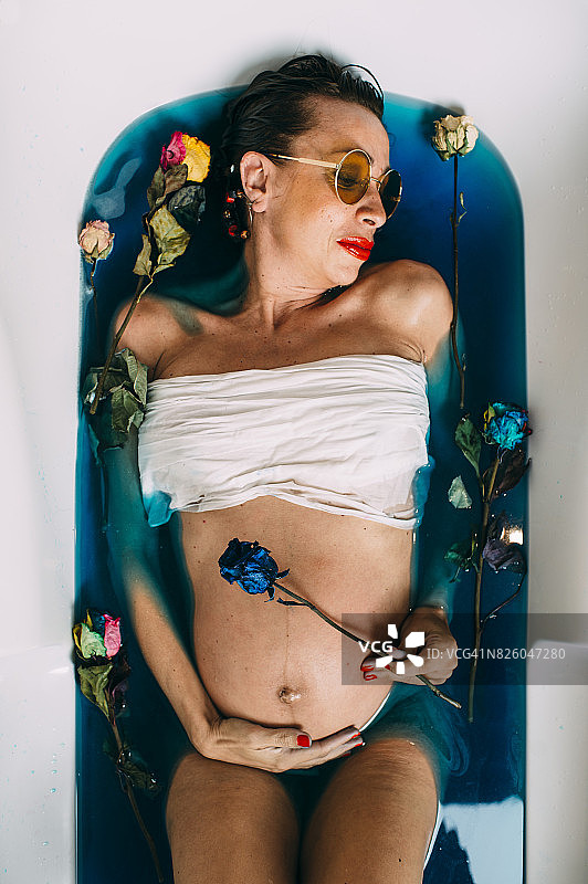 孕妇在花浴中图片素材