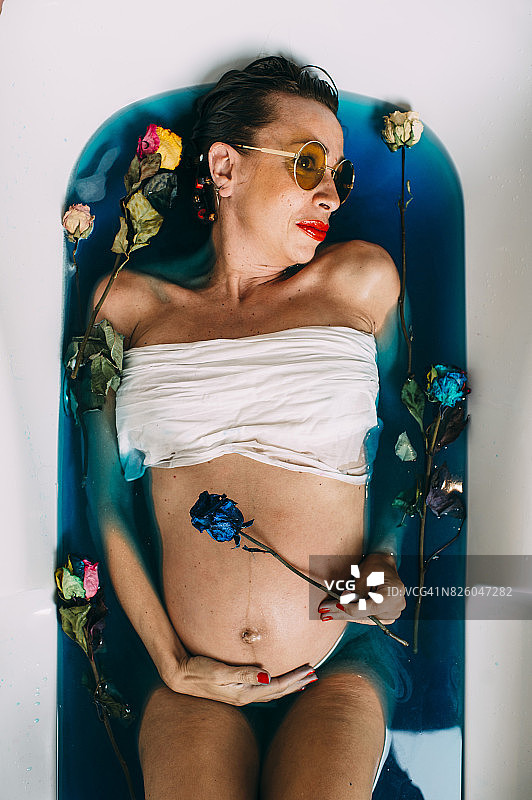 孕妇在花浴中图片素材