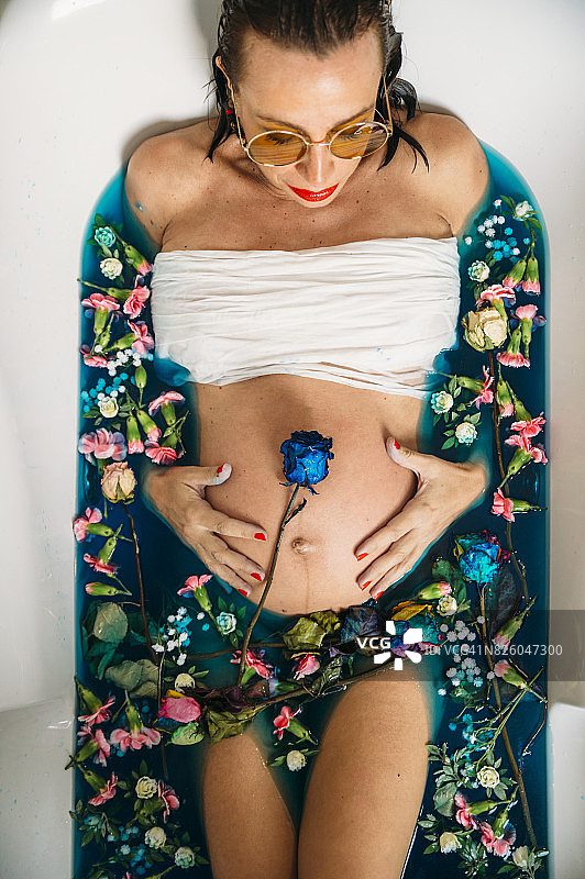 孕妇在花浴中图片素材