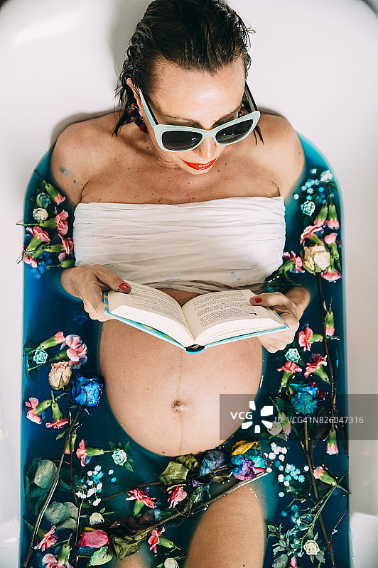 孕妇在花浴中图片素材