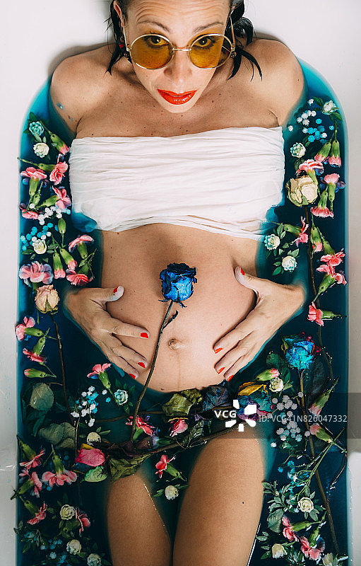 孕妇在花浴中图片素材