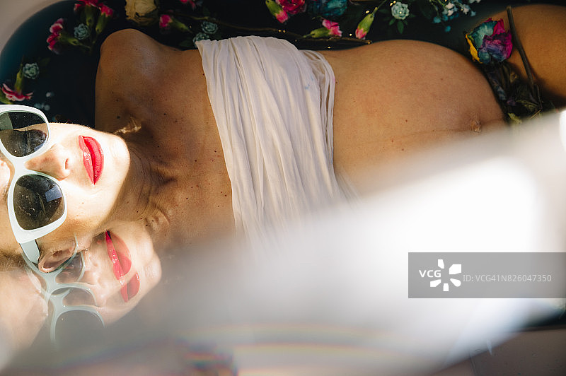 孕妇在花浴中图片素材