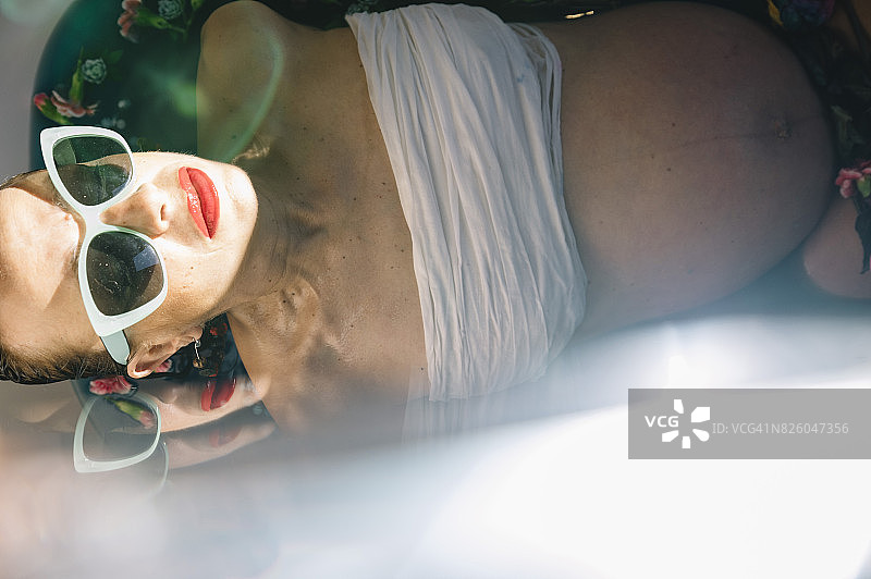 孕妇在花浴中图片素材