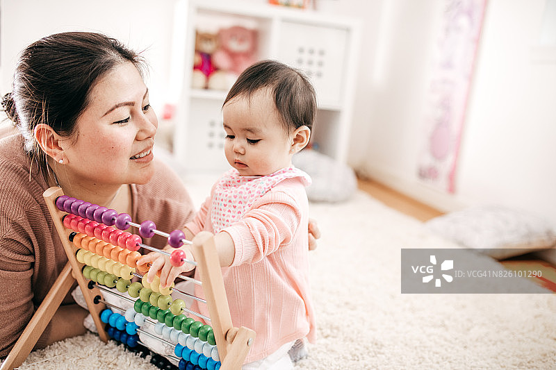 母亲和幼儿使用算盘图片素材