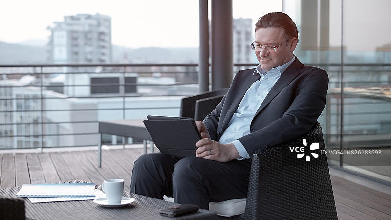 视频通话中的微笑男商人图片素材