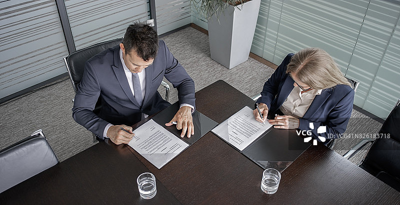商人和商人签署合同图片素材