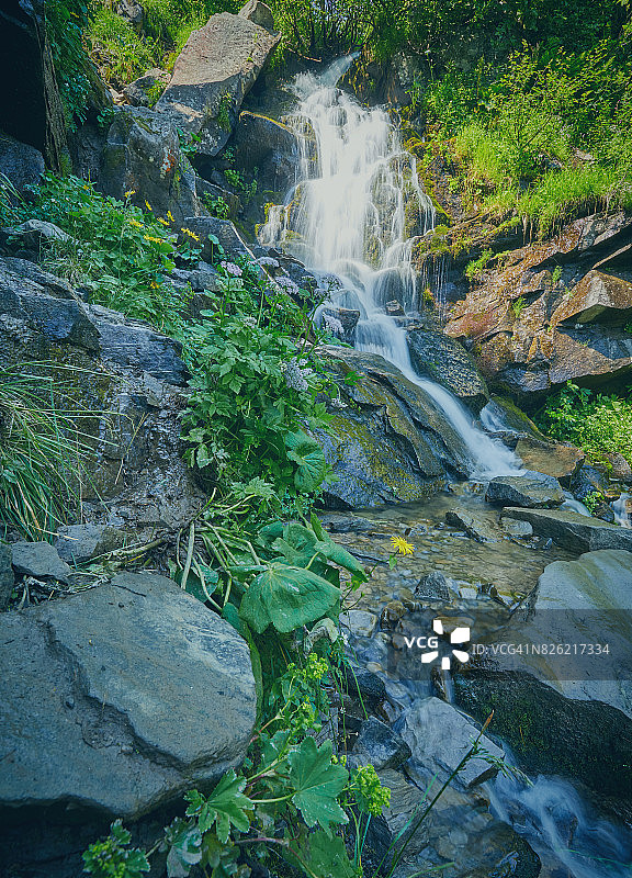 美丽的山涧溪流图片素材