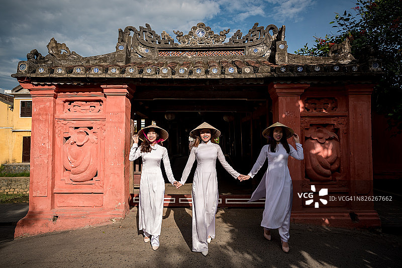 穿着越南奥黛的中国台湾女学生在日本廊桥，越南会安图片素材
