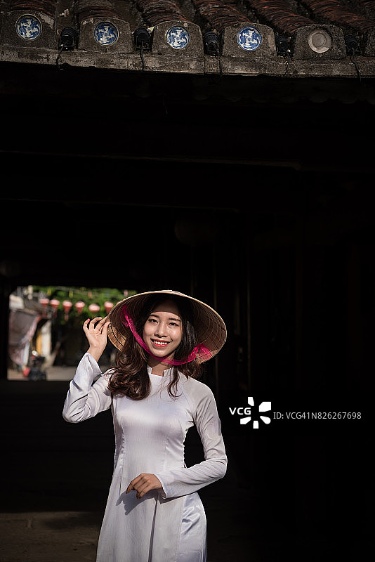 穿着越南奥黛的中国台湾女学生在日本廊桥，越南会安图片素材