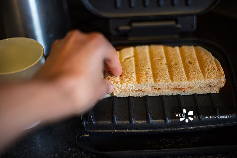 早餐的火腿奶酪烤三明治高角度照片图片素材