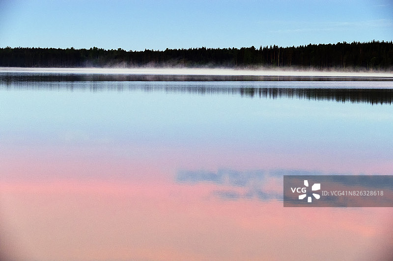 瑞典Gastrikland湖面美丽的日出与雾气图片素材