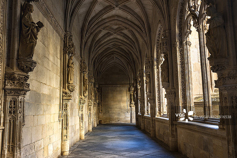 西班牙托莱多圣胡安国王修道院回廊图片素材