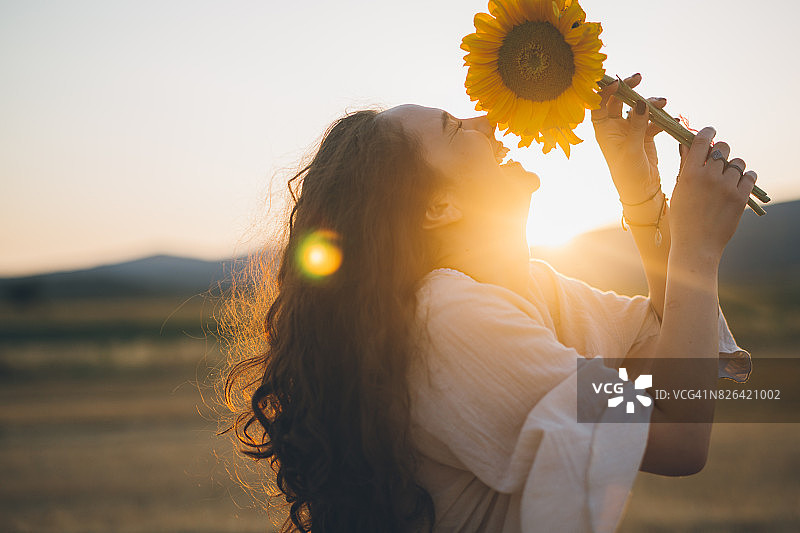 手持向日葵花束的可爱时髦女孩图片素材