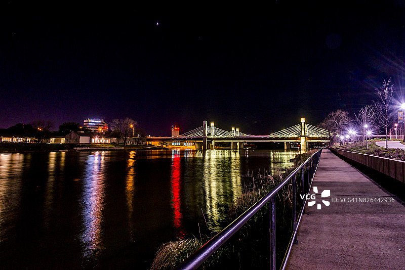 德克萨斯州韦科市：35号州际公路桥上的灯光倒映在布拉索斯河上图片素材
