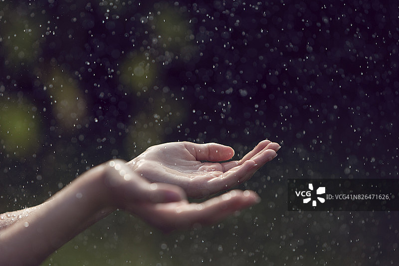 孩子手中接住雨滴图片素材