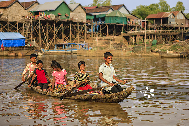 一群快乐的柬埔寨儿童在柬埔寨洞里萨湖划船图片素材
