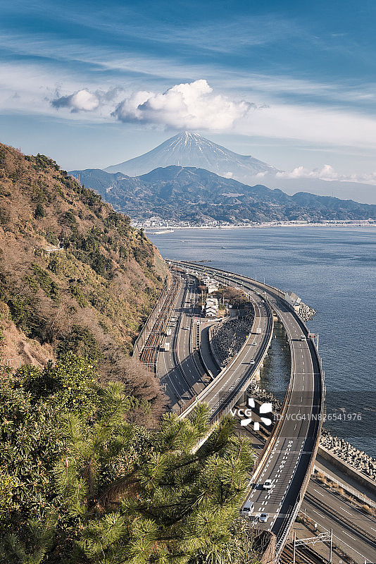 骏河湾与东名高速公路上的富士山图片素材