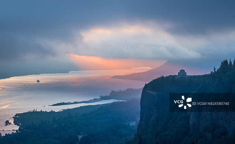 哥伦比亚河峡谷皇冠岬日出图片素材