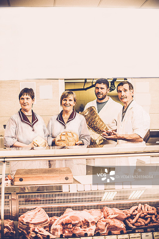 肉铺里的工作家庭图片素材